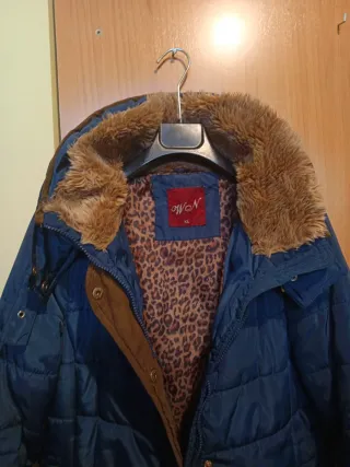 Cazadora invierno azul, con cuello de pelito.