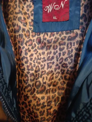 Cazadora invierno azul, con cuello de pelito.