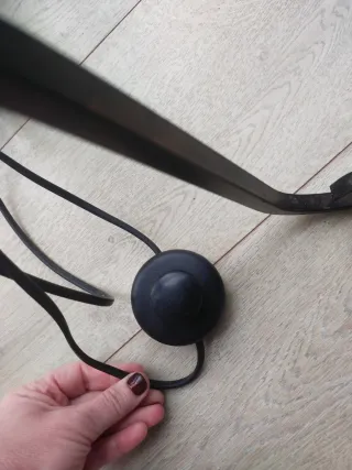 Lámpara de pie de metal negra