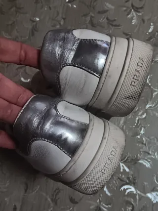 Zapatillas Prada Blancas y Plateadas