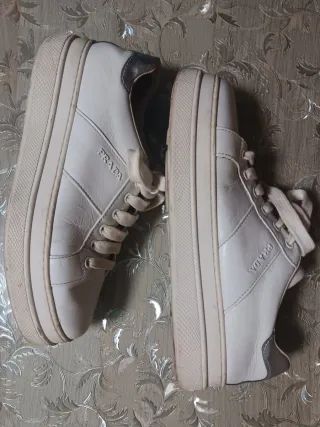 Zapatillas Prada Blancas y Plateadas