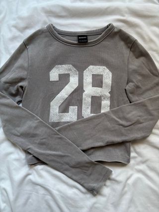 Top manga larga gris Bershka