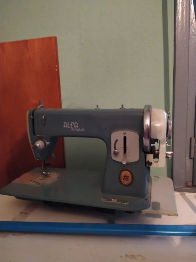 Máquina de coser Alfa Royale