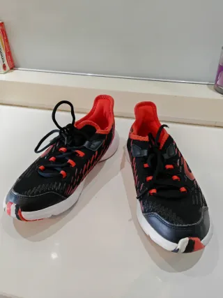 Zapatillas deportivas negras y rojas