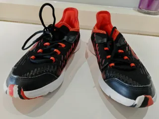 Zapatillas deportivas negras y rojas
