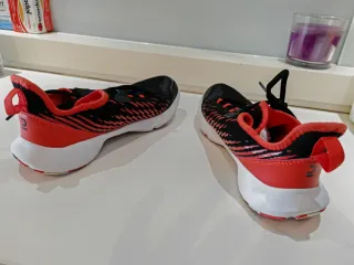 Zapatillas deportivas negras y rojas