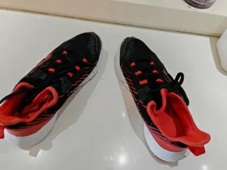 Zapatillas deportivas negras y rojas