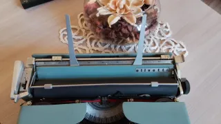 Macchina da scrivere Lettera 22 Olivetti vintage