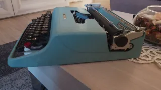 Macchina da scrivere Lettera 22 Olivetti vintage