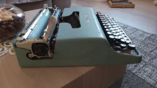 Macchina da scrivere Lettera 22 Olivetti vintage