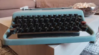 Macchina da scrivere Lettera 22 Olivetti vintage
