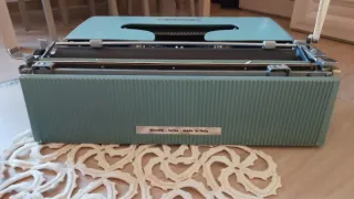 Macchina da scrivere Lettera 22 Olivetti vintage
