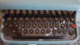 Macchina da scrivere Lettera 22 Olivetti vintage