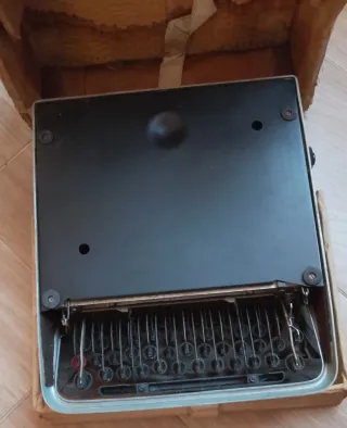 Macchina da scrivere Lettera 22 Olivetti vintage