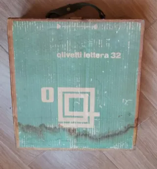 Macchina da scrivere Lettera 22 Olivetti vintage