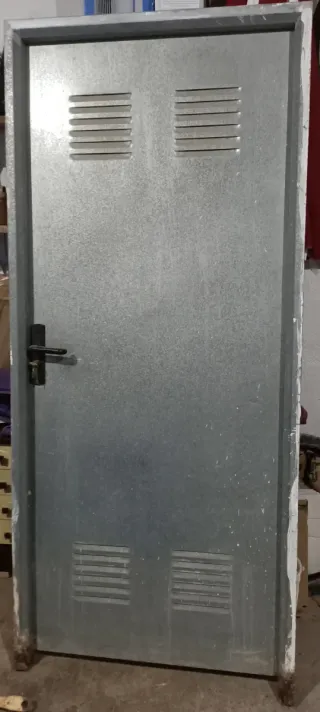 Puerta de trastero metálica