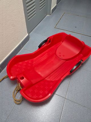 Trineo rojo con cuerda