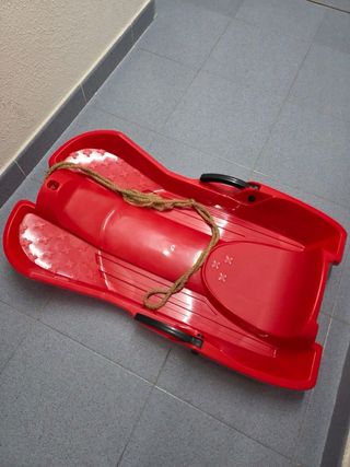 Trineo rojo con cuerda