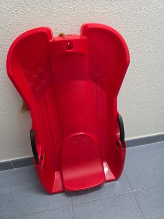Trineo rojo con cuerda