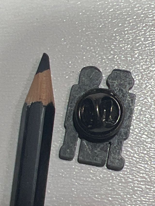 Pin Desigual Peret Thomas Miller insignia Badge