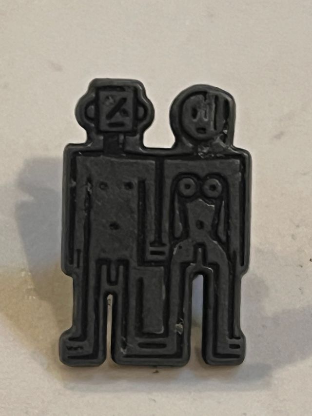 Pin Desigual Peret Thomas Miller insignia Badge