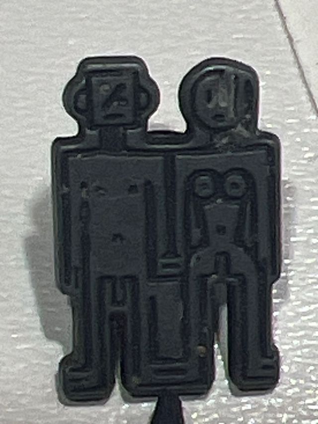 Pin Desigual Peret Thomas Miller insignia Badge