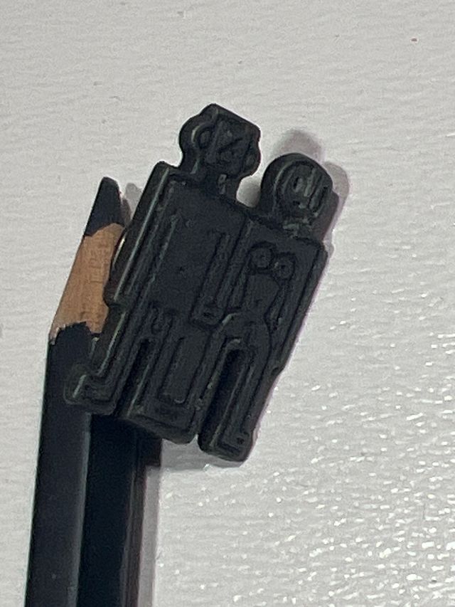 Pin Desigual Peret Thomas Miller insignia Badge