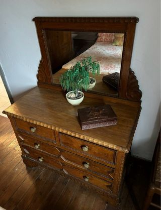 Cómoda de madera con espejo