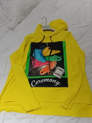 Sudadera amarilla con estampado de zapatillas