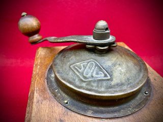 Molinillo café madera y hierro antiguo