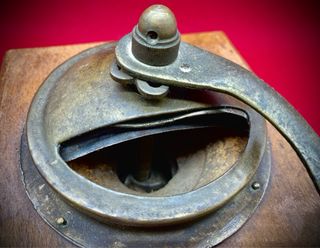 Molinillo café madera y hierro antiguo