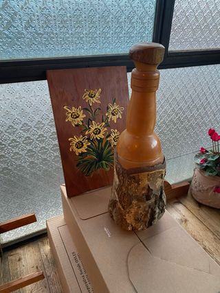 Bottiglia di legno e quadretto dipinto a mano