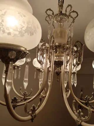 Lámpara de araña antigua de cristal y metal