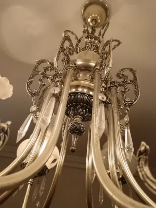 Lámpara de araña antigua de cristal y metal