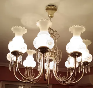 Lámpara de araña antigua de cristal y metal