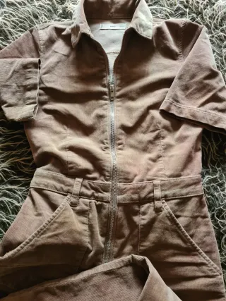 Mono manga corta en tono marrón