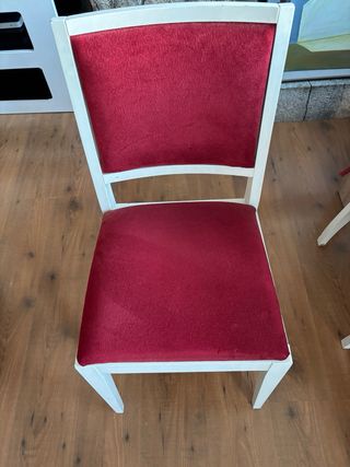 Sillas Rojas y Blancas.