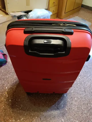 Maleta de viaje roja con ruedas