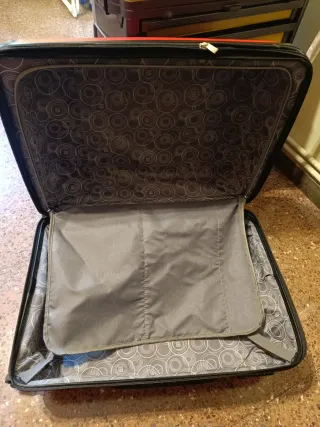 Maleta de viaje roja con ruedas