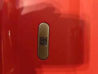 Maleta de viaje roja con ruedas