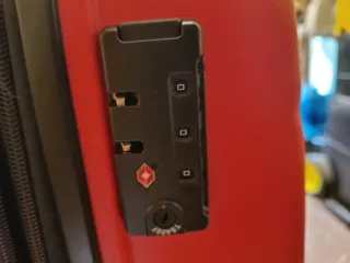 Maleta de viaje roja con ruedas