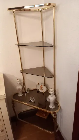 Esquinera dorada y cristal