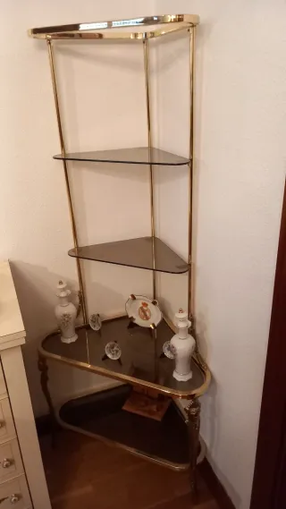 Esquinera dorada y cristal