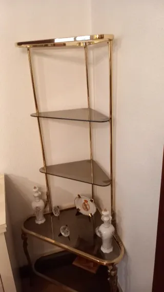 Esquinera dorada y cristal