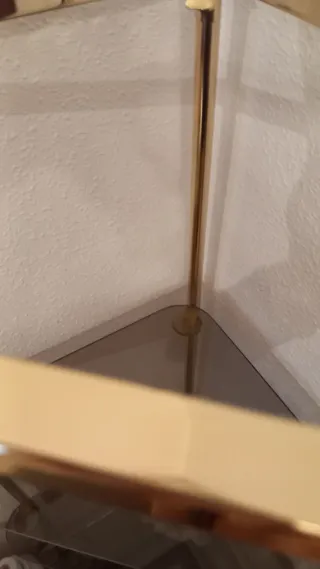 Esquinera dorada y cristal