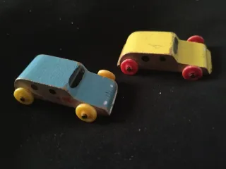 2 pequeños y antiguos coches de juguete de madera