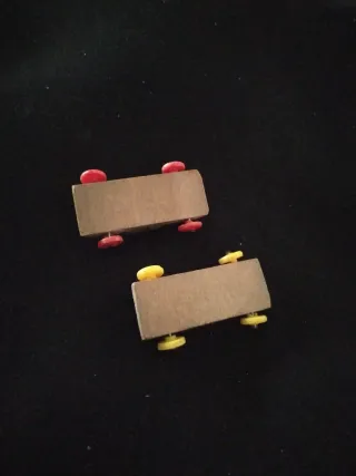 2 pequeños y antiguos coches de juguete de madera