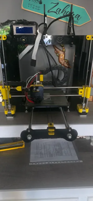 Impresora 3D Negra y Amarilla