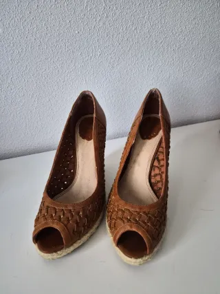 Sandalia cuña marrón tejida