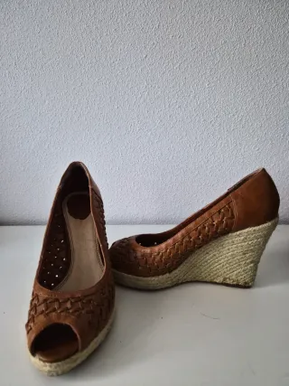 Sandalia cuña marrón tejida